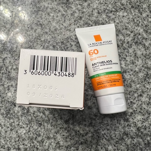 La Roche-Posay Anthelios Clear Skin Sunscreen - Picture 3 of 3